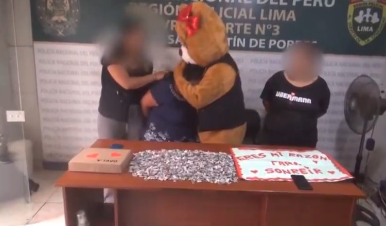 Policía de Perú se disfraza de "osito" para detener a narcomenudistas en San Valentín