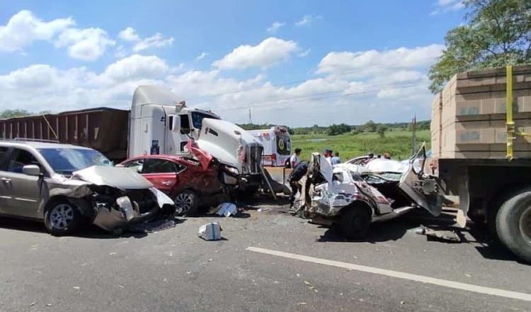 Un muerto, 14 heridos y 12 vehículos siniestrados dejan 2 accidentes en la Villahermosa – Teapa