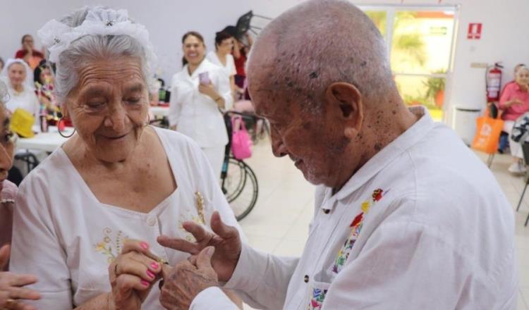 Adultos mayores realizan representación de bodas colectivas en centro de cuidado por San Valentín