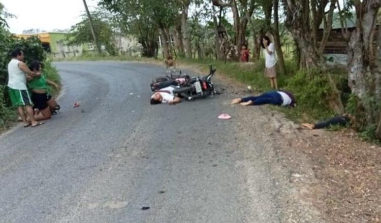 Motociclistas chocan de frente en Nacajuca