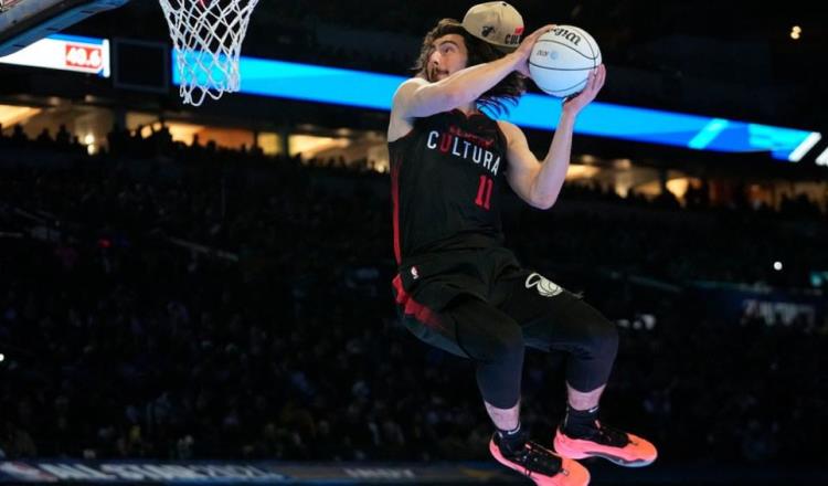 Jaime Jáquez Jr participa con bandera de México en concurso de clavadas del NBA All-Star