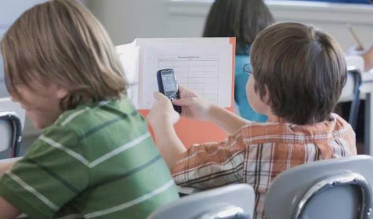 Prohíben en Reino Unido uso de celulares en escuelas