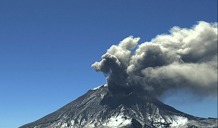 Volcán Popocatépetl emite fumarolas y caída de ceniza en 4 estados 