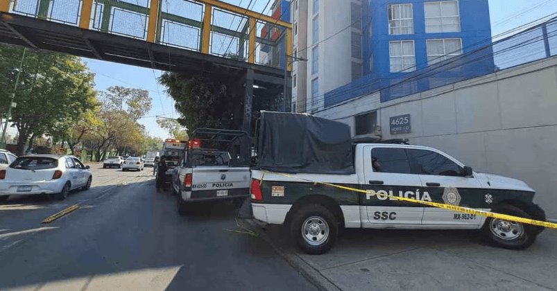 Sujeto se cuelga de puente peatonal en CDMX