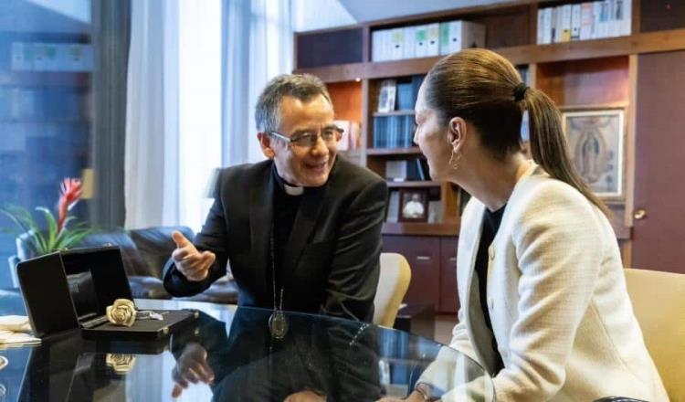 Entrega Sheinbaum al rector de Basílica de Guadalupe rosa bendecida por el Papa