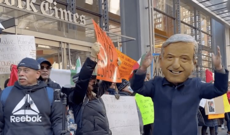 "No está solo": migrantes mexicanos protestan frente al NYT en apoyo a Obrador