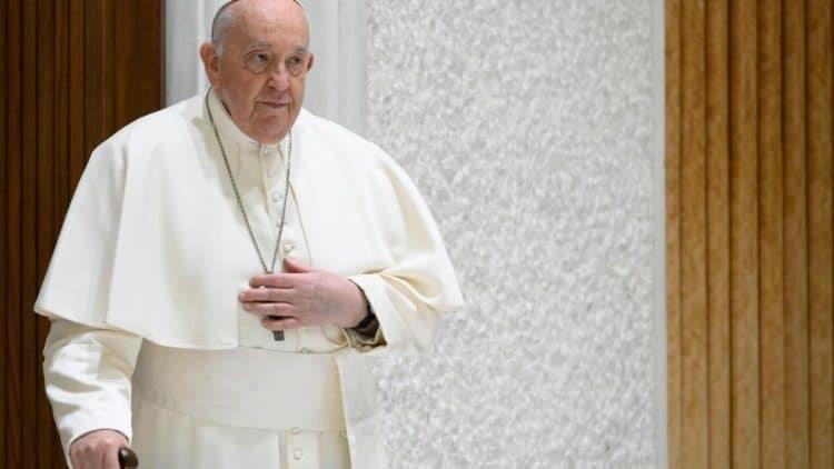 Papa Francisco suspende su agenda a causa de una ligera gripe