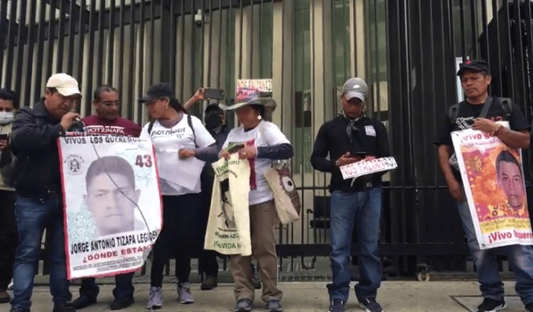 Ahora en el Senado: Protestan con petardos por caso Ayotzinapa