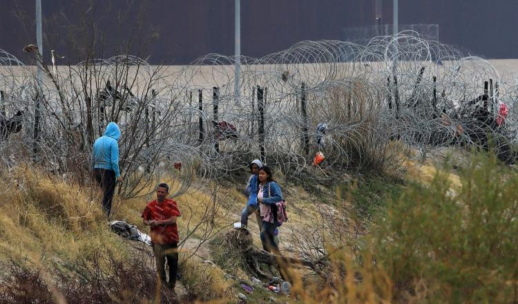 Texas eleva a 3 metros la altura del cerco de púas en río Bravo para evitar cruce de migrantes