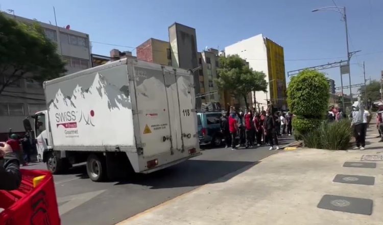 Por caso Ayotzinapa, lanzan petardos y estrellan camión en centro de arraigo de FGR