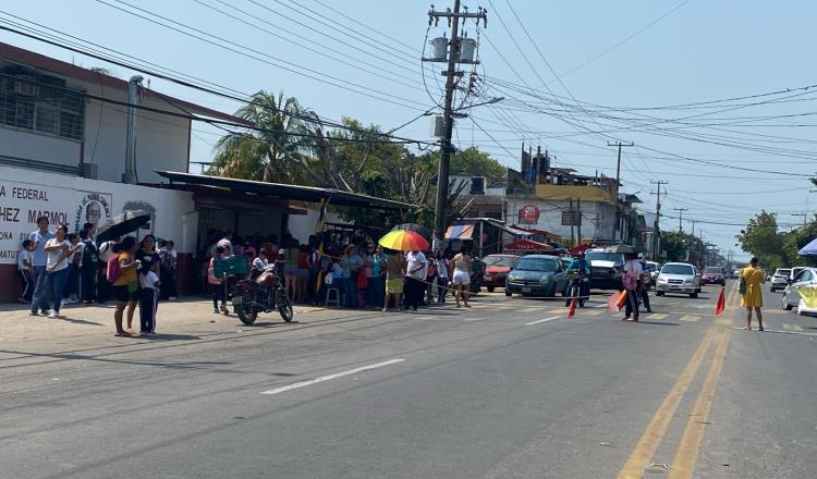 Padres cierran avenida en Indeco por obra eléctrica inconclusa en primaria