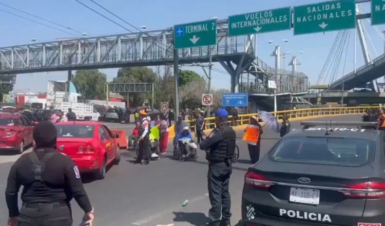 PCD se manifiestan frente al AICM para exigir medicamentos