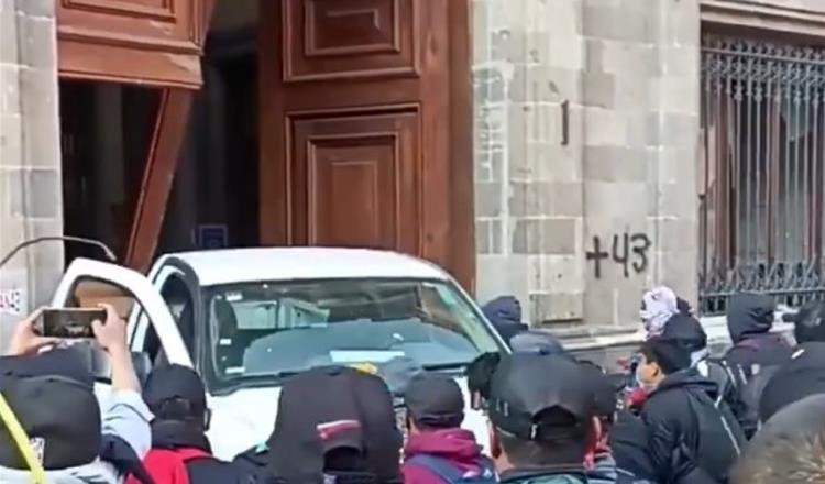 Derriban normalistas puerta de Palacio Nacional con camioneta