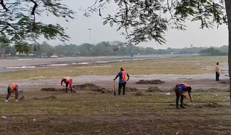 Dan mantenimiento en áreas aledañas al Parque Tabasco previo a la Feria