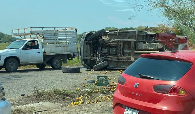 Rapiñan camión con naranjas que volcó en la Cunduacán-Comalcalco