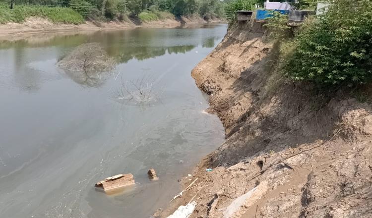 Surgen tumbas del panteón El Cedral que cayeron al río tras deslave