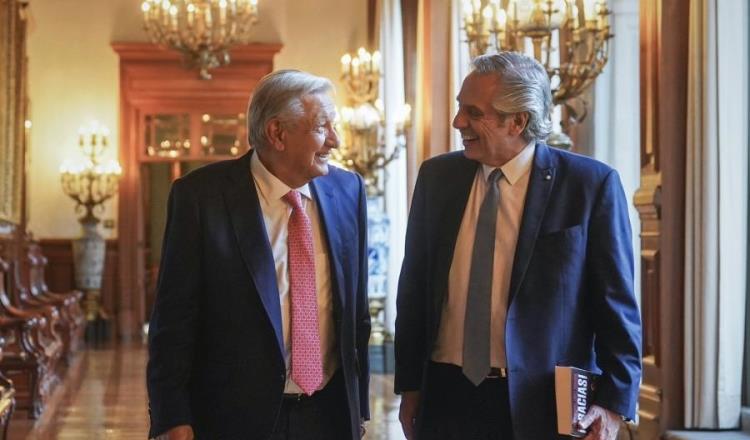 En visita a Palacio Nacional, AMLO regala a expresidente argentino, Alberto Fernández su libro "¡Gracias!