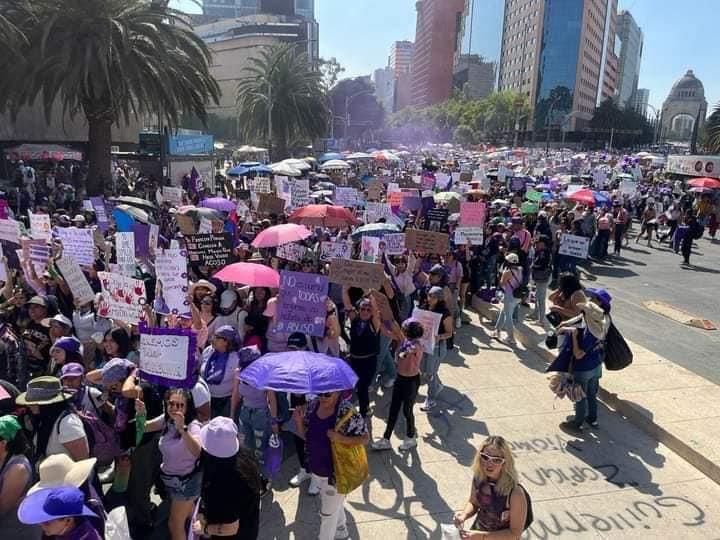 Por 8M, mujeres pintan de morado calles de México