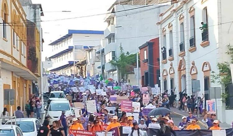 Convoca marcha por el 8M a casi mil mujeres en Tabasco; realizaron pintas de muros a su paso