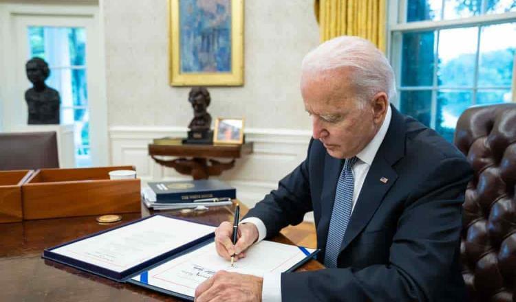 Biden firma ley que evita el cierre del Gobierno de EE. UU.