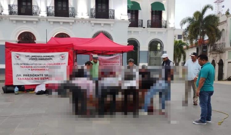 Burócratas marchan y matan cerdo frente a Palacio de Gobierno en reclamo por jubilación digna