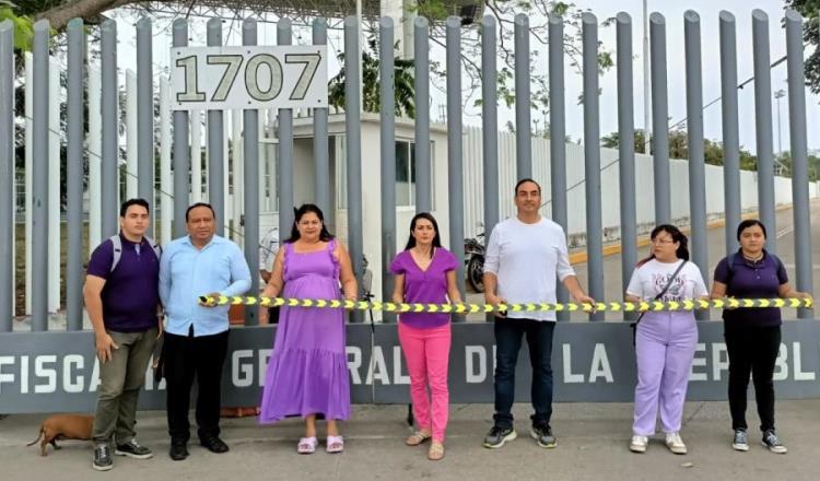 Xochilovers clausuran delegación de FGR Tabasco por falta de justicia a mujeres violentadas