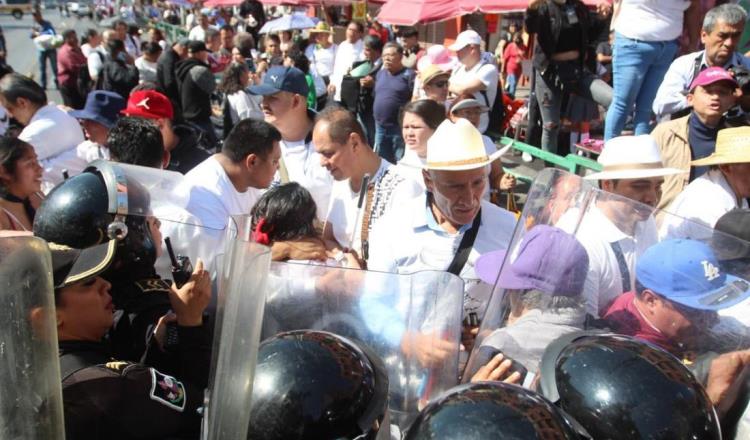 Marchan PCD para pedir espacios de trabajo en CDMX; se enfrentan con policías