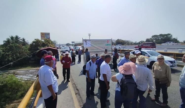 Bloquean extrabajadores de Pemex por 3 horas puente ´Los Monos´ por despidos injustificados hace 30 años