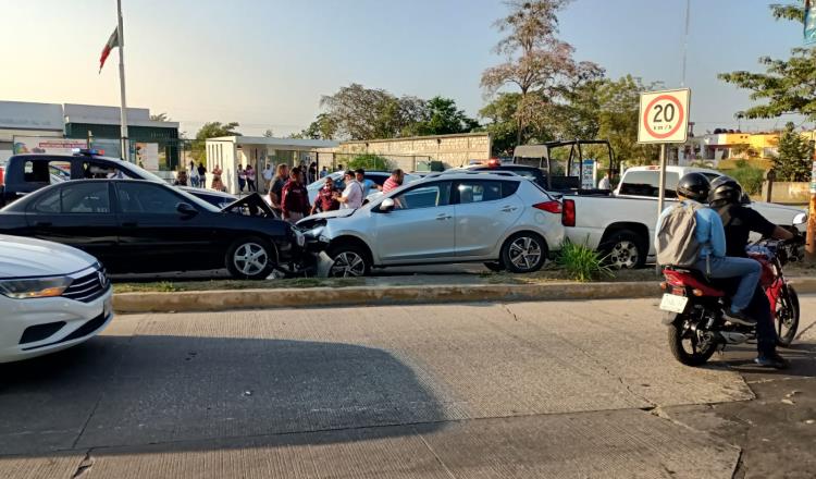 Cinco carros chocados y un lesionado deja accidente en Pomoca, Nacajuca