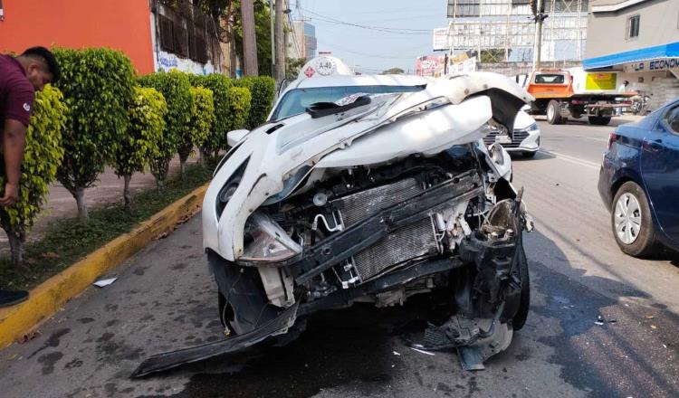 Aparatoso accidente en Atasta deja un herido y pérdidas materiales