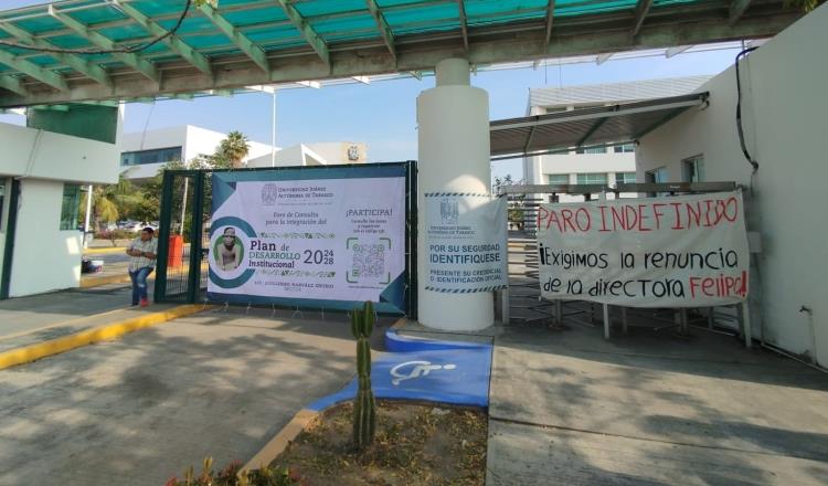 Alumnos toman pacíficamente acceso peatonal de DACSyH como parte de su protesta