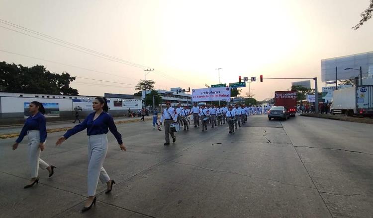 Marchan petroleros de sección 44, reclaman por malos servicios de salud