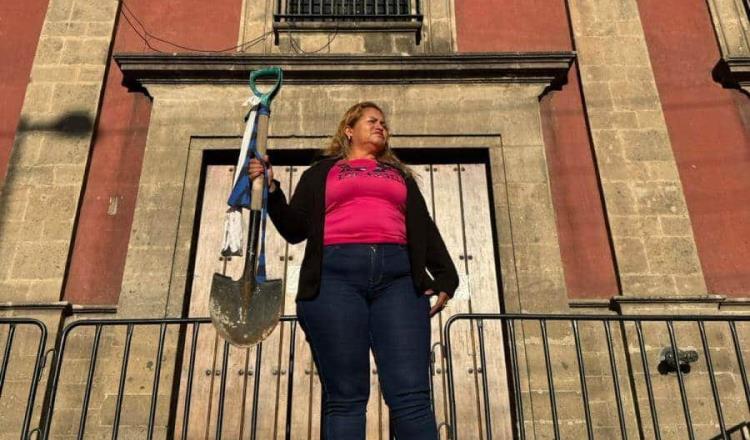 "Que me la deje aquí": AMLO a Ceci Flores, madre buscadora que acude a Palacio a entregarle ´pala de mando´