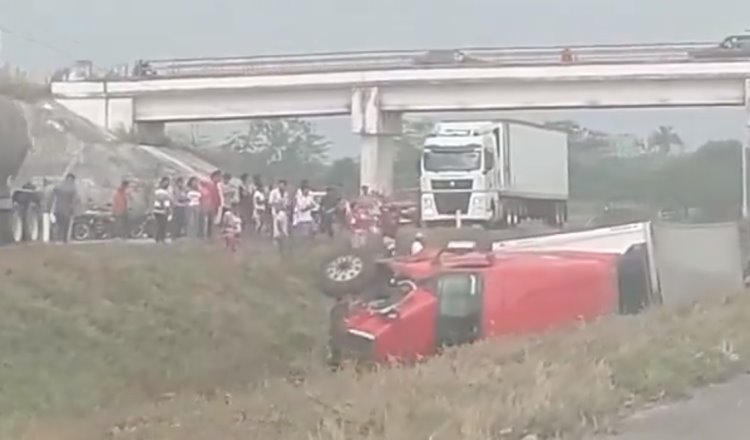 ¡Los tomates! Vuelca tráiler sobre la Cárdenas – Coatzacoalcos y lo rapiñan