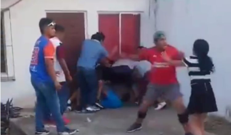 Graban a jugadores de fut dando golpiza a sujeto en Pajonal, Centro