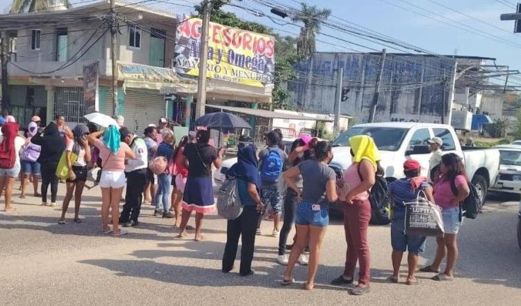 Damnificados de Otis bloquean la México-Acapulco por cese de entrega de enseres