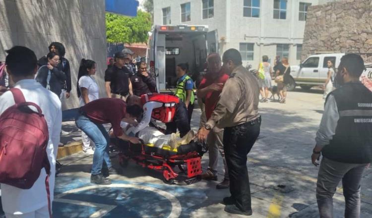 Colapso de gradas durante toma de fotografía de graduación en SLP deja 9 lesionados