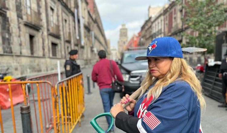 "¿Cómo beisbolista me recibe?": Madre buscadora vuelve a Palacio Nacional para entregar pala a AMLO