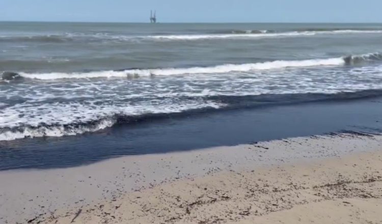 Reportan mancha de petróleo en costas de Pico de Oro