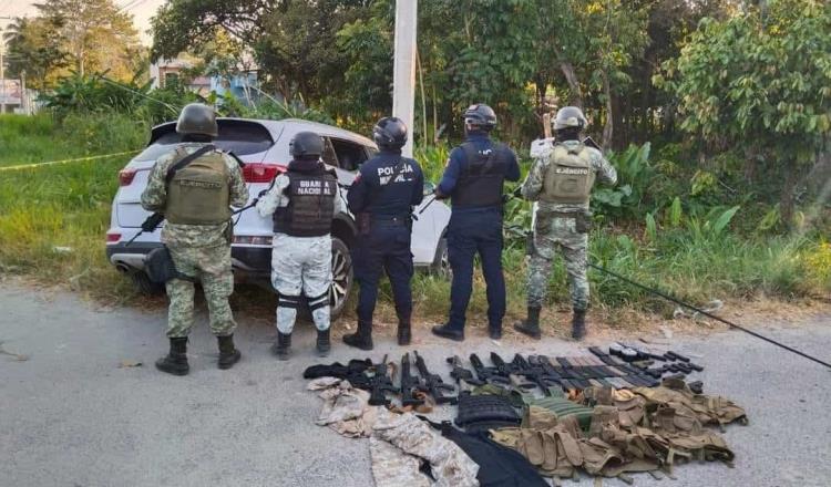Decomisan armas y equipos tácticos tras persecución en la vía Comalcalco-Paraíso
