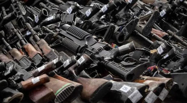 Arrestan en EE. UU. a 5 hombres que contrabandearían más de 100 armas a cártel en México