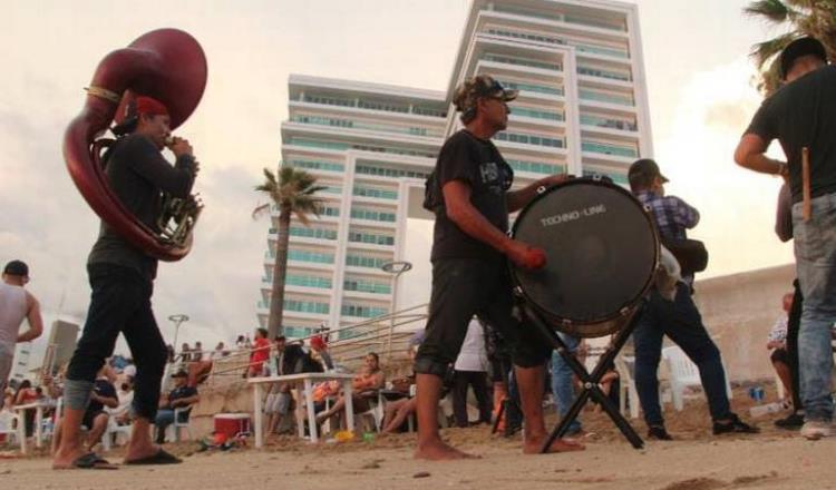 Gobernador Rocha en contra de prohibir a músicos de banda tocar en playas de Mazatlán