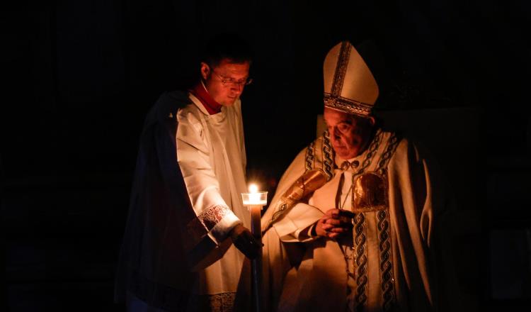 Que Jesús resucitado corra las rocas que oprimen nuestras almas: Papa en Vigilia Pascual