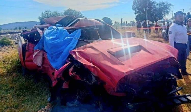 5 muertos deja camioneta arrollada que intenta ganarle paso a tren en Michoacán