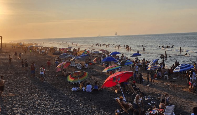 Más de 75 mil bañistas visitan principales playas de Tabasco