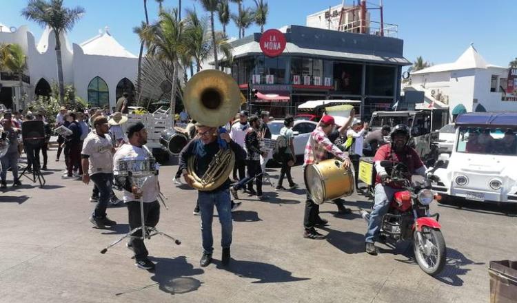 Respalda AMLO a músicos de banda por defender derecho a trabajar en playas de Mazatlán