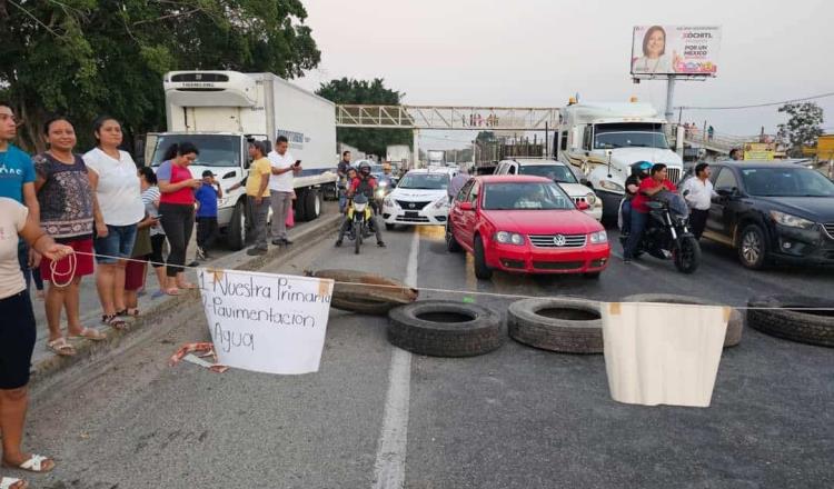 Habitantes de Dos Montes bloquean la Villahermosa-Macuspana por más de tres horas por desabasto de agua potable  