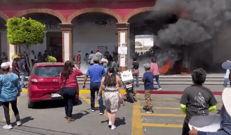 Prenden fuego frente a Ayuntamiento de Otumba, Edomex para exigir combate a incendio forestal