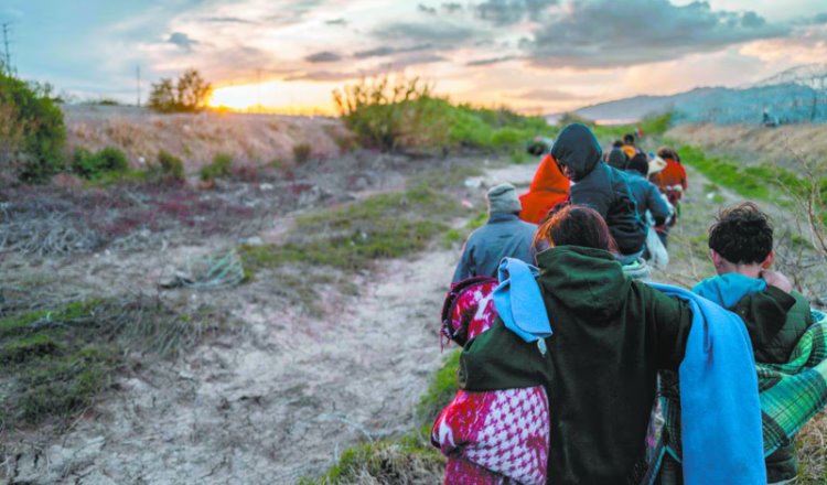 Por "amotinamiento" más de 200 migrantes que cruzaron de México a EE. UU. serán procesados