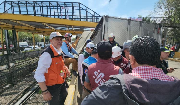 Choca tráiler contra muro de contención de Metro de CDMX; muere conductor